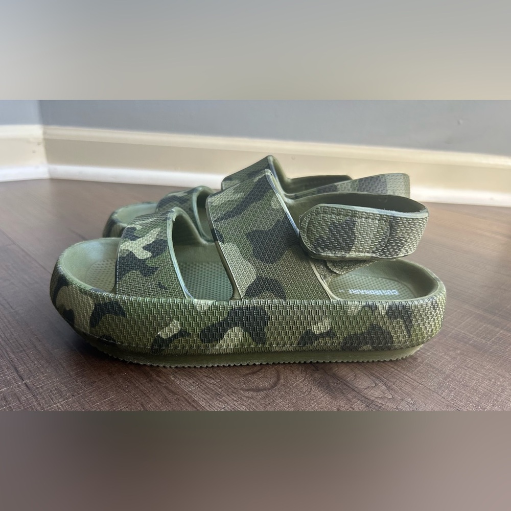 CUSHIONAIRE Unisex Kid's Camo Fuji sandal with adjustable strap Youth Size 4 EUC
